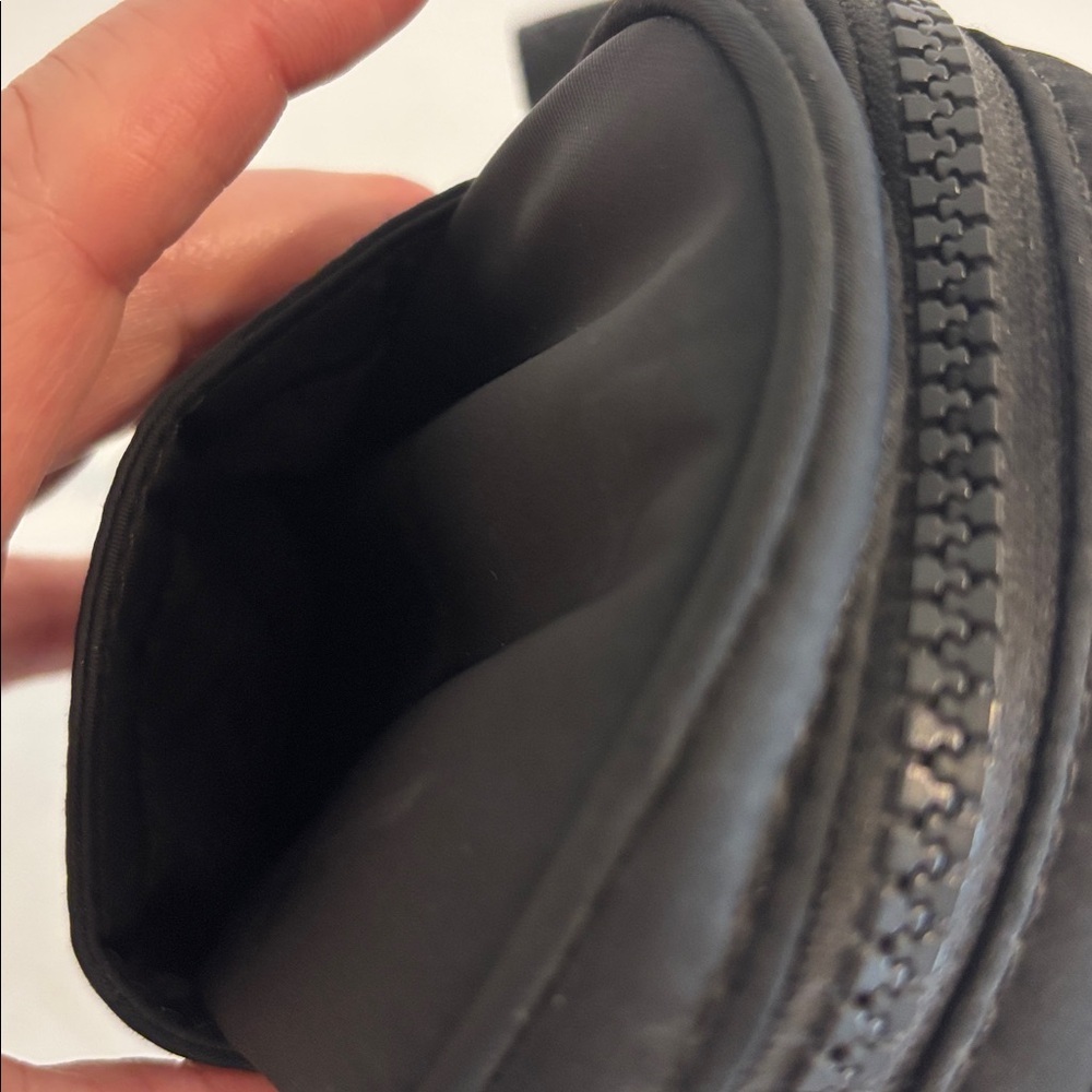 LULULEMON TEAM CANADA Future Legacy crossbody bag purse black OS unisex - Picture 8 of 16
